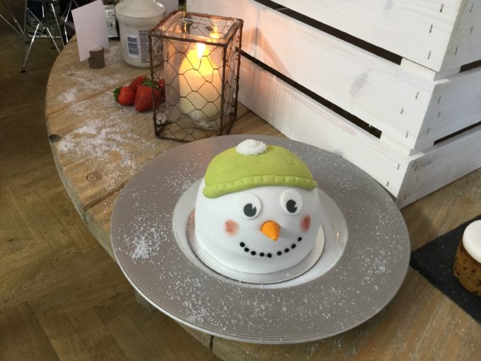 christmas on a shoestring with frozen snowman pudding